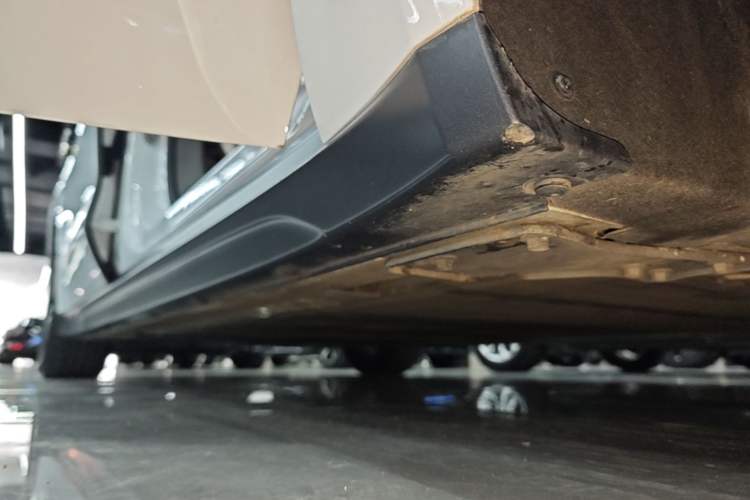 Used Nio ET7 2022 75 kWh Right Side Sill
