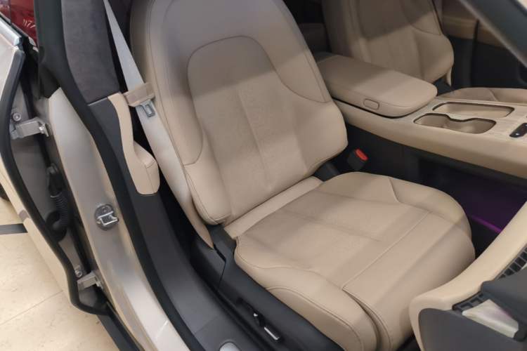 Used Nio ET7 2023 75 kWh Right Front Seat