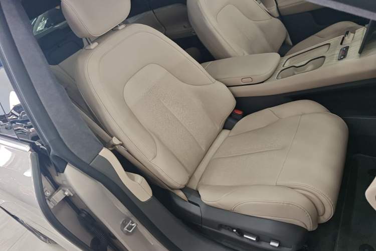 Used Nio ET7 2023 75 kWh Right Front Seat