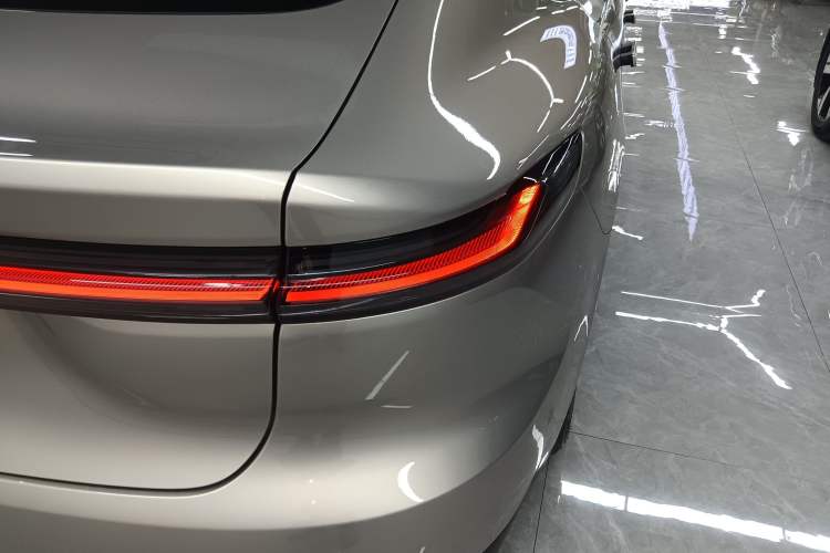 Used Nio ET7 2023 75 kWh Right Rear Taillight