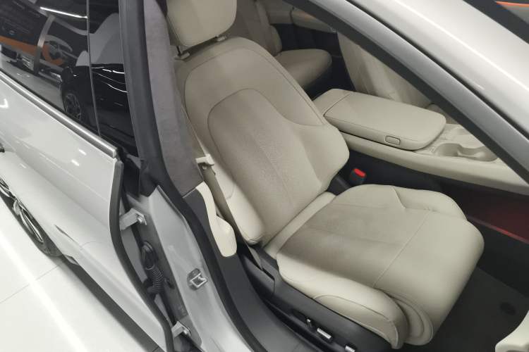 Used Nio ET7 2023 75 kWh Right Front Seat