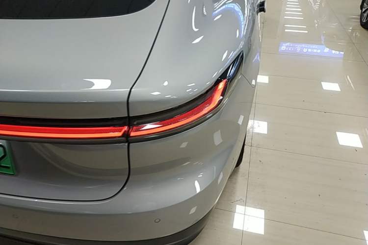Used Nio ET7 2023 75 kWh Right Rear Taillight
