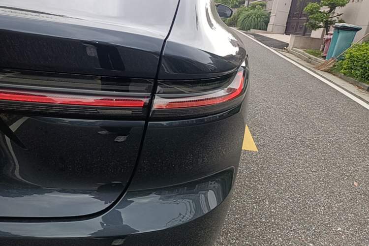 Used Nio ET7 2023 75 kWh Right Rear Taillight