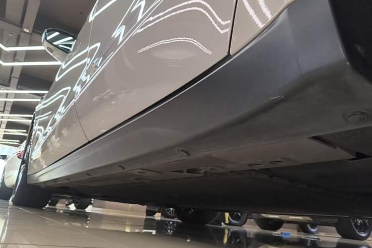 Used Nio ET7 2023 75 kWh Left Side Sill
