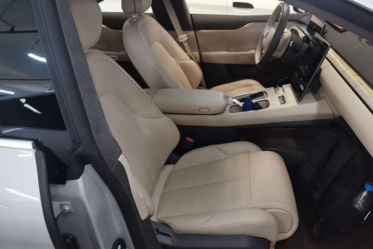 Used Nio ET7 2023 75 kWh Right Front Seat