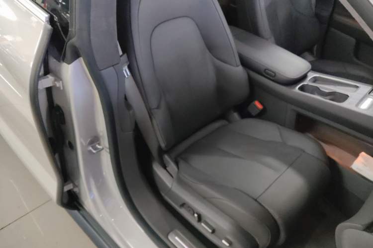 Used Nio ET7 2023 75 kWh Right Front Seat