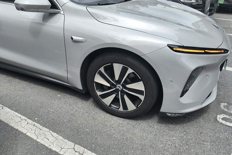 Used Nio ET7 2023 75 kWh Right Front Wheel Hub
