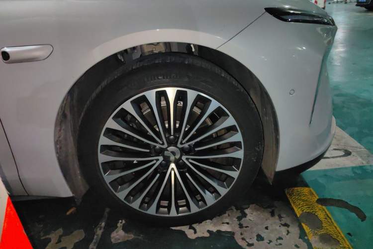 Used Nio ET7 2023 75 kWh Right Front Wheel Hub