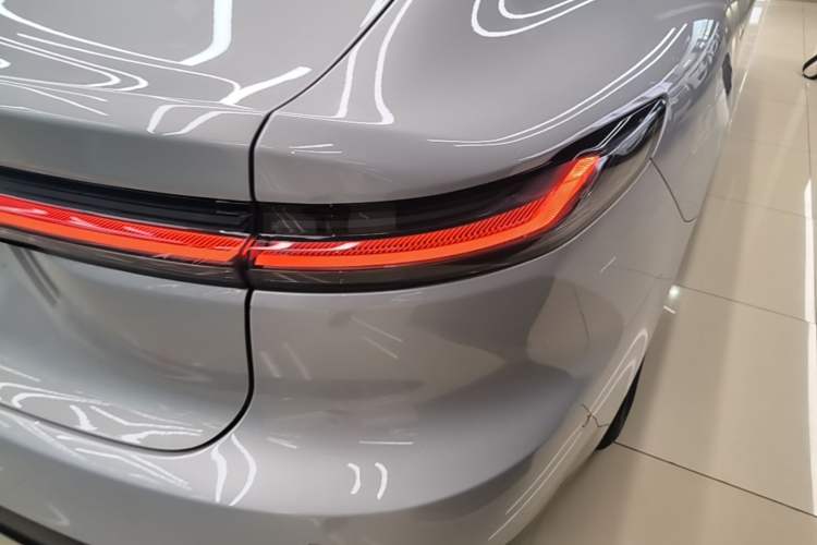 Used Nio ET7 2023 75 kWh Right Rear Taillight