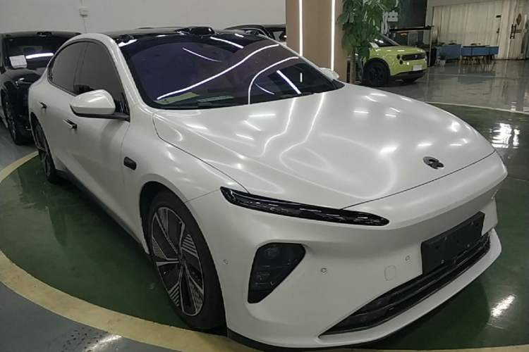 Used Nio ET7 2023 75 kWh Front Right 45 Deg
