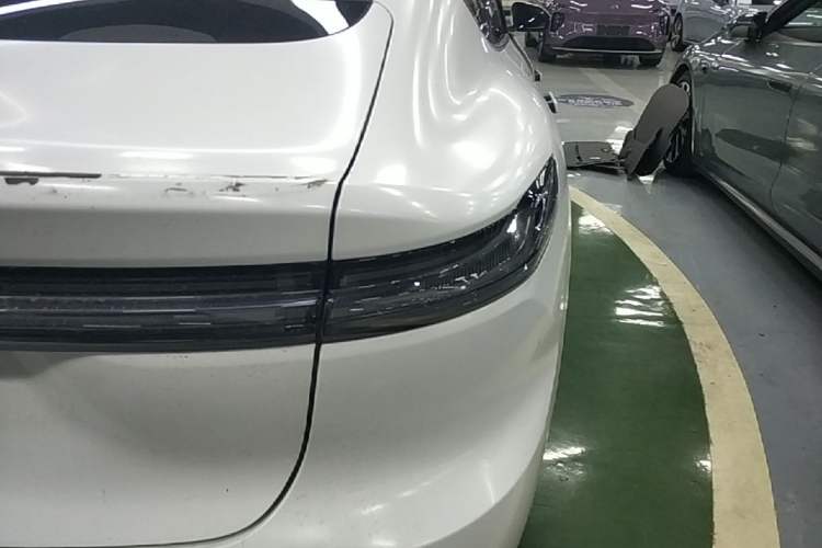 Used Nio ET7 2023 75 kWh Right Rear Taillight