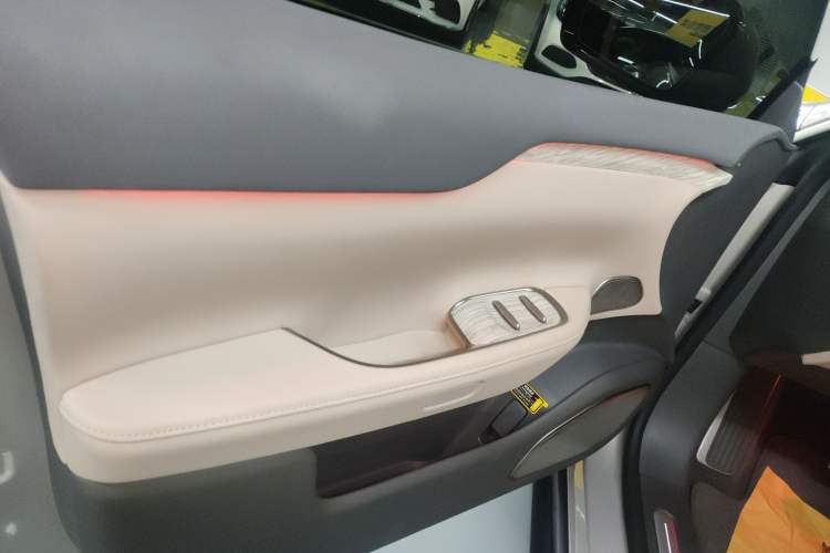 Used Nio ET7 2023 75 kWh Left Front Door Interior