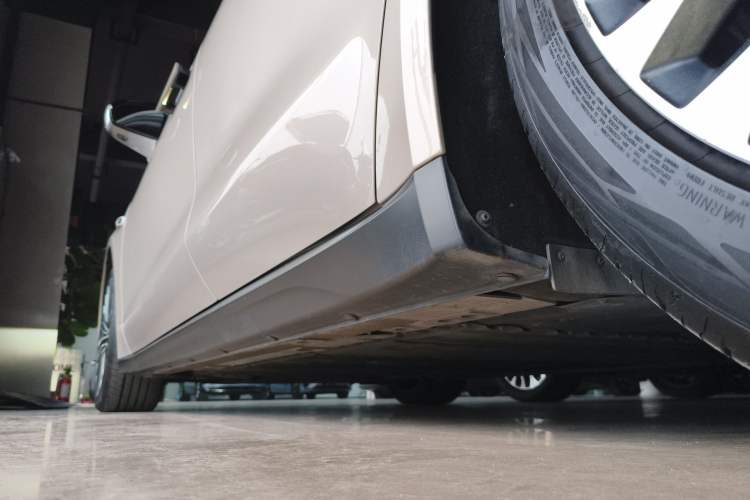 Used Nio ET7 2023 75 kWh Left Side Sill