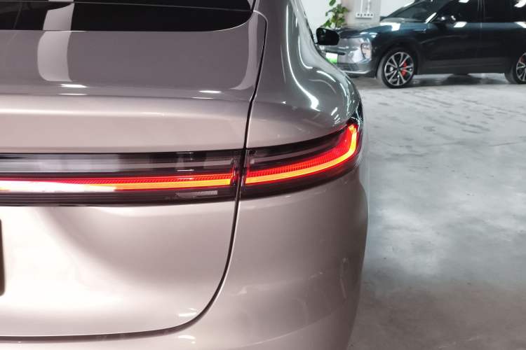 Used Nio ET7 2023 75 kWh Right Rear Taillight