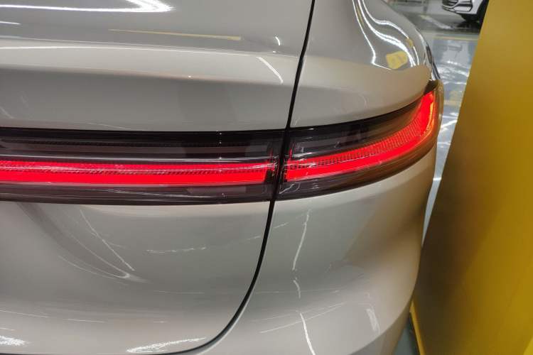 Used Nio ET7 2023 75 kWh Right Rear Taillight