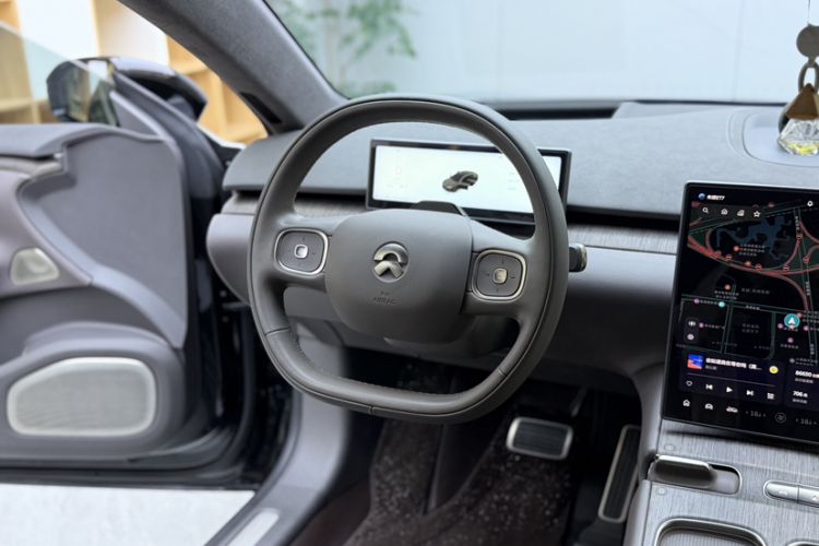 Used Nio ET7 2024 75 kWh Executive Edition Interior 9