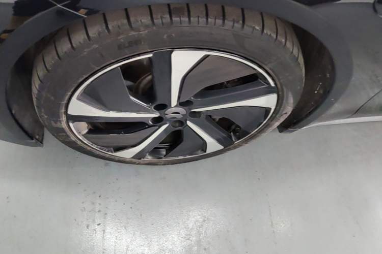 Used Nio ET7 2024 75 kWh Executive Signature Edition Left Front Wheel Hub