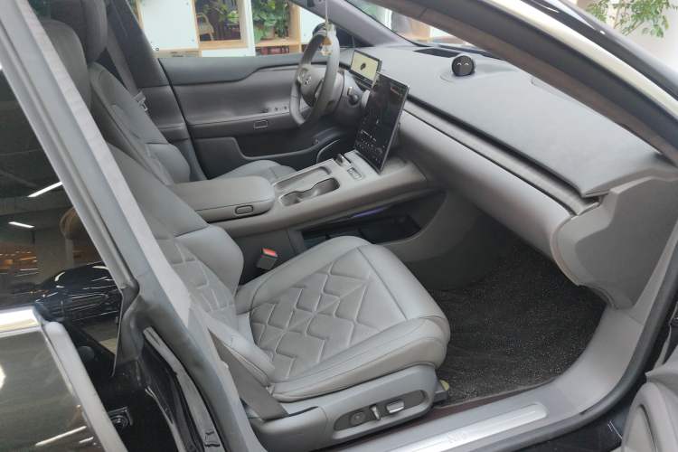 Used Nio ET7 2024 75 kWh Executive Edition Right Front Seat