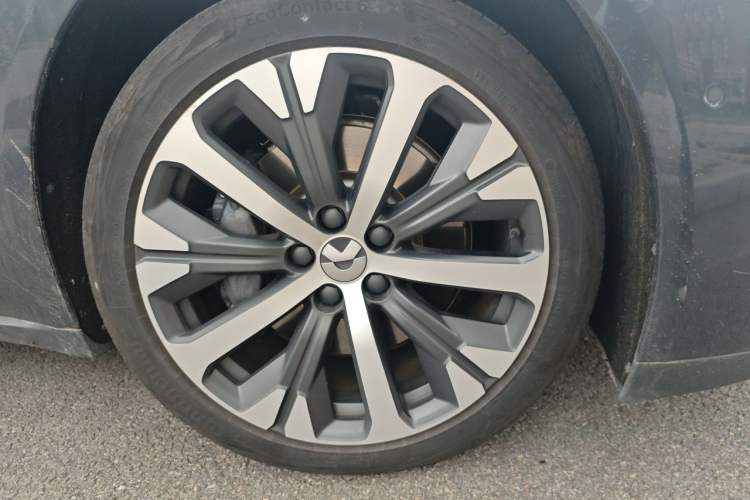 Used Nio ET7 2024 75 kWh Executive Edition Right Front Wheel Hub