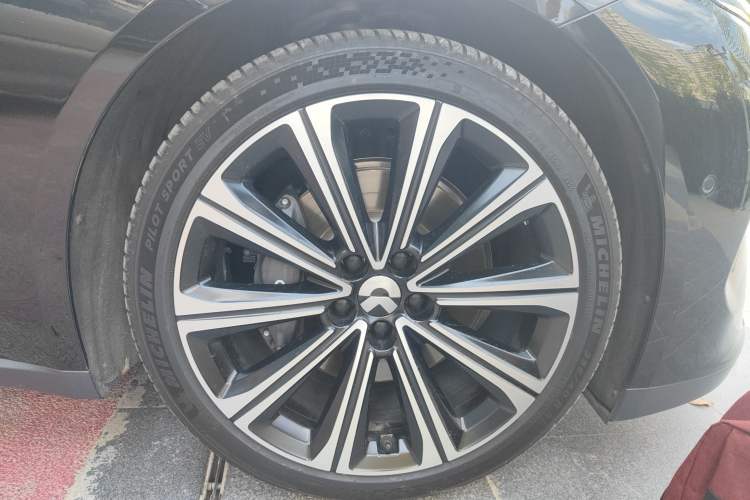 Used Nio ET7 2024 75 kWh Executive Signature Edition Right Front Wheel Hub