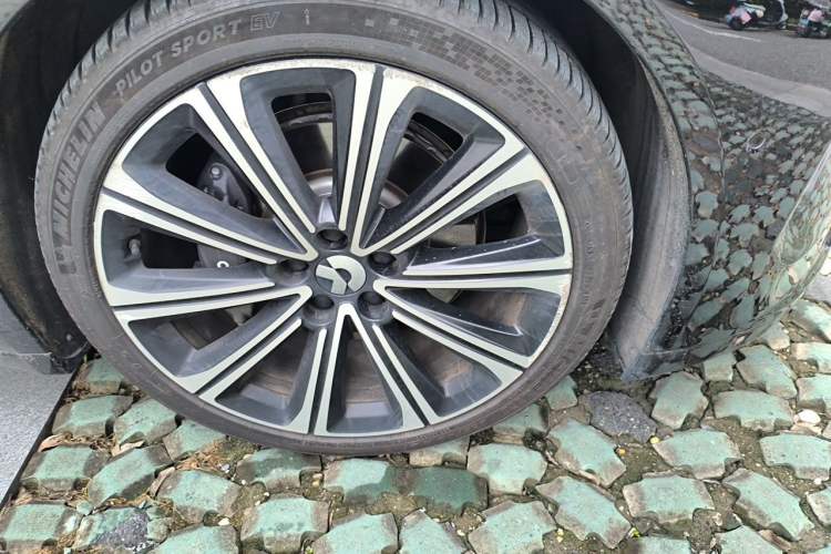 Used Nio ET7 2024 75 kWh Executive Signature Edition Right Front Wheel Hub