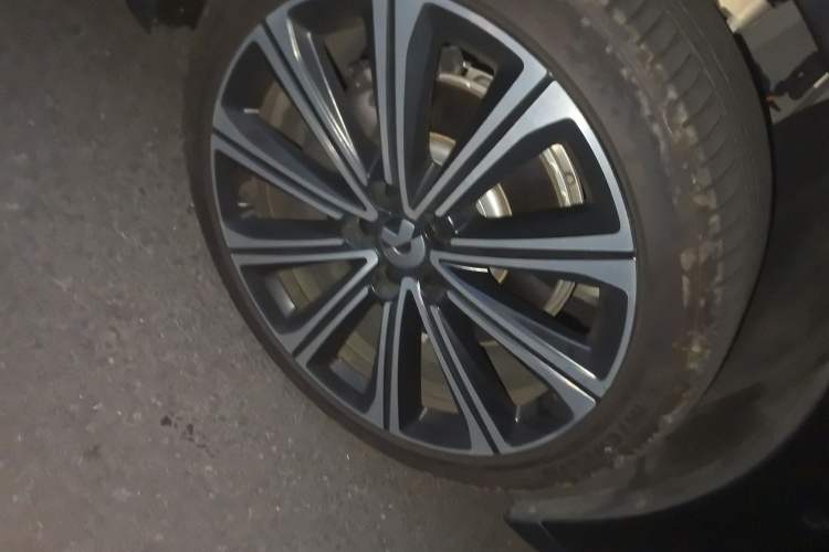 Used Nio ET7 2024 75 kWh Executive Signature Edition Right Front Wheel Hub