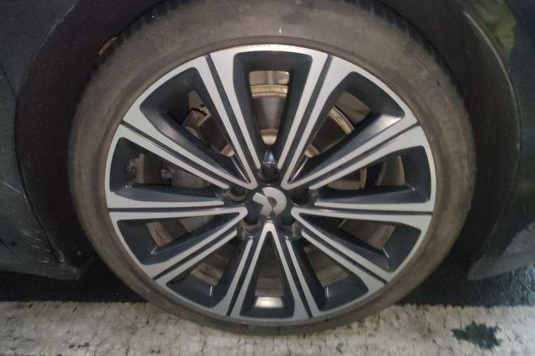 Used Nio ET7 2024 75 kWh Executive Edition Right Front Wheel Hub