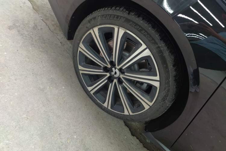 Used Nio ET7 2024 75 kWh Executive Signature Edition Right Rear Wheel Hub