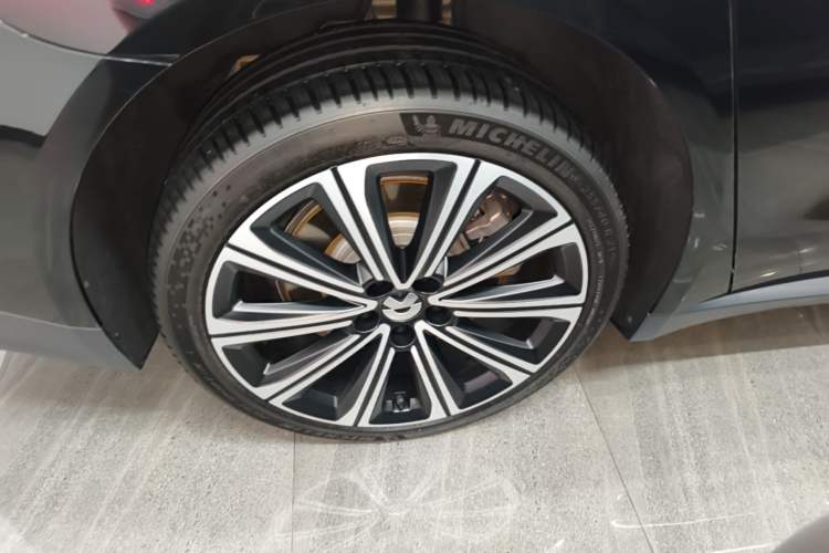 Used Nio ET7 2024 75 kWh Executive Signature Edition Right Rear Wheel Hub