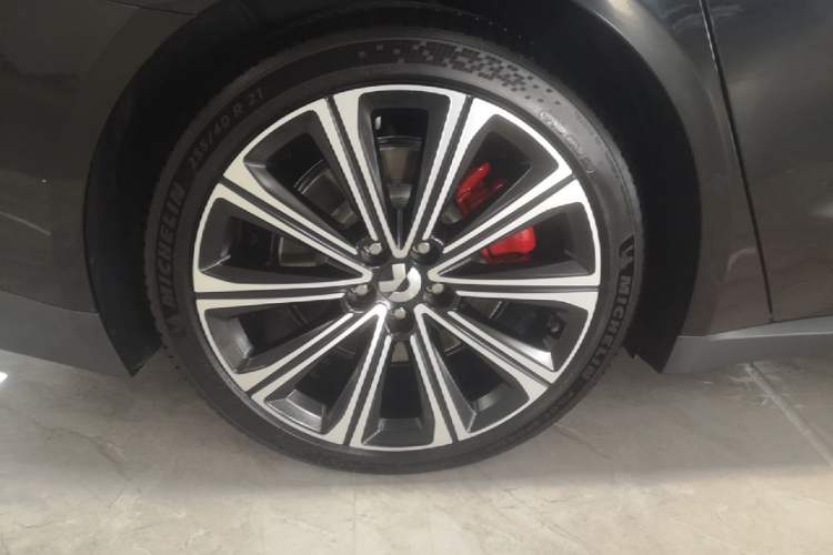 Used Nio ET7 2024 75 kWh Executive Signature Edition Right Rear Wheel Hub