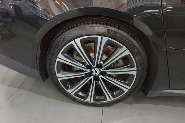 Used Nio ET7 2024 75 kWh Executive Signature Edition Right Rear Wheel Hub