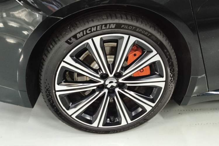 Used Nio ET7 2024 75 kWh Executive Signature Edition Right Rear Wheel Hub