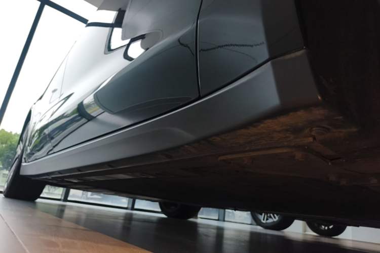 Used Nio ET7 2024 75 kWh Executive Signature Edition Right Side Sill