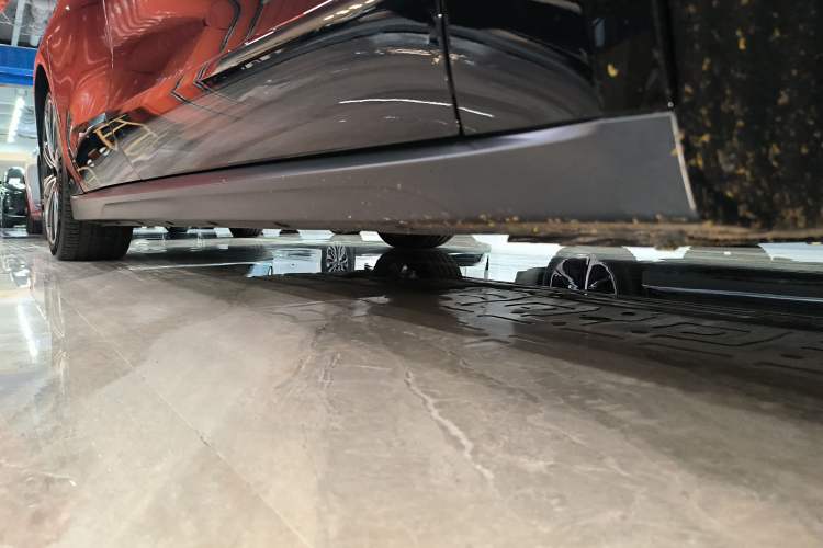 Used Nio ET7 2024 75 kWh Executive Edition Right Side Sill