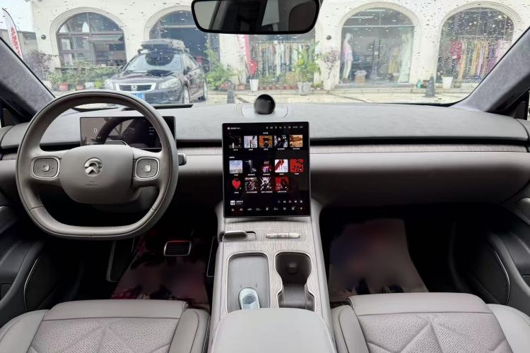 Used Nio ET7 2024 75 kWh Executive Edition Interior 3