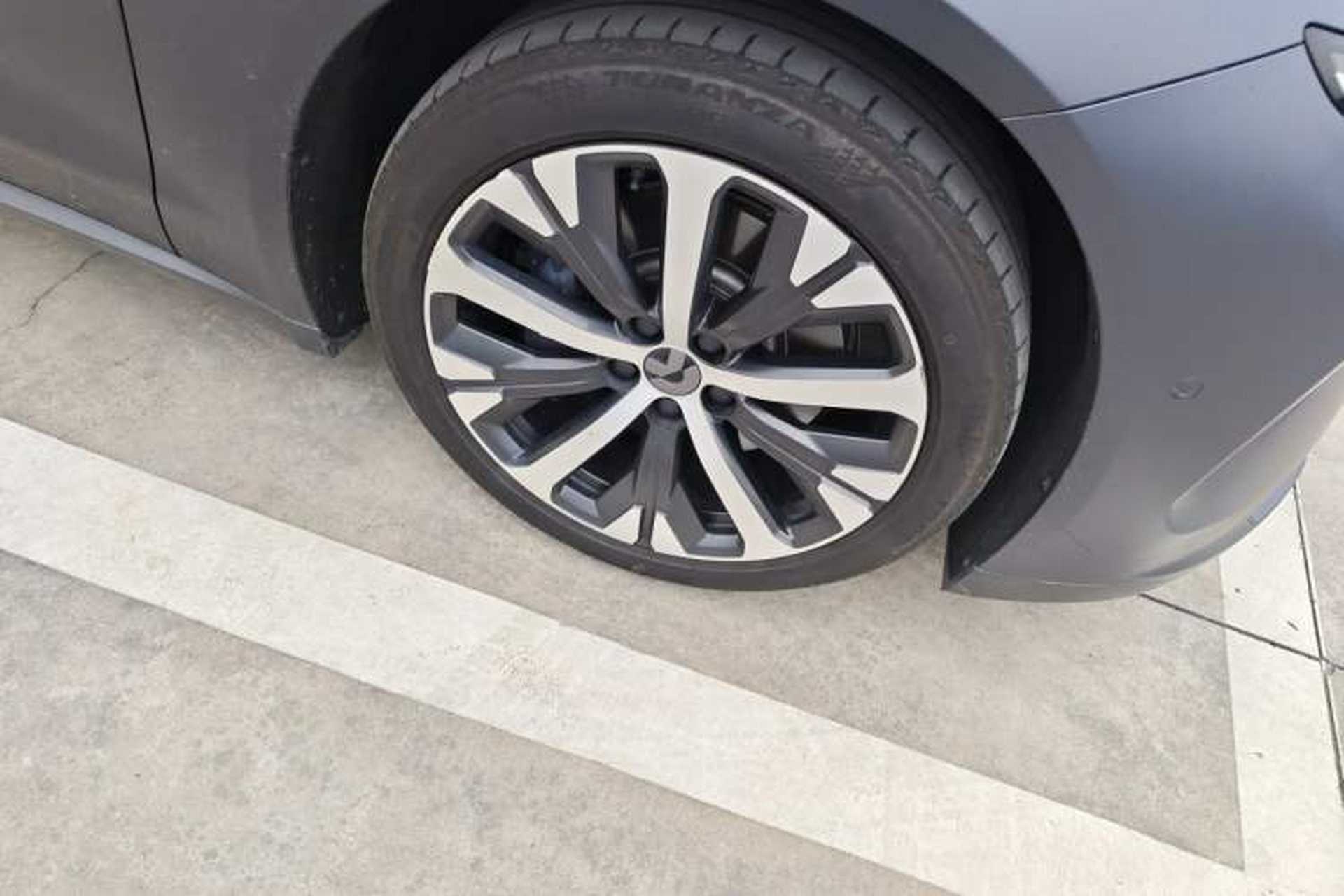 Used Nio ET7 2024 75 kWh Executive Signature Edition Right Front Wheel Hub