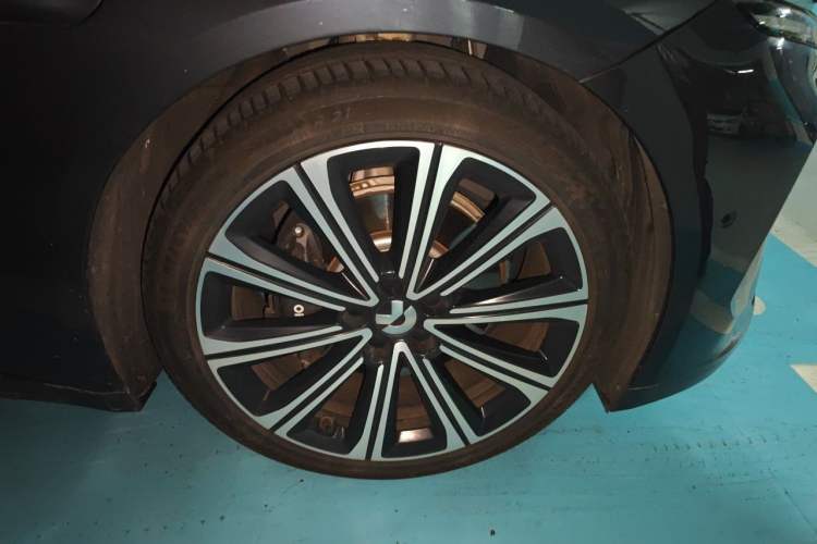Used Nio ET7 2024 75 kWh Executive Signature Edition Right Front Wheel Hub