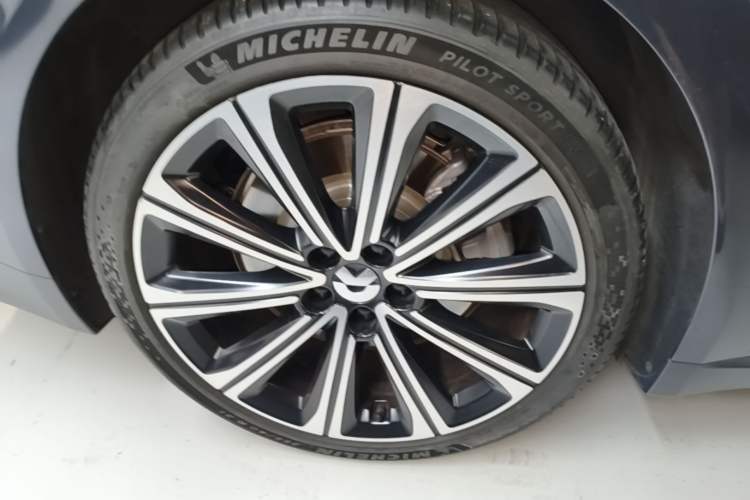 Used Nio ET7 2024 75 kWh Executive Signature Edition Right Rear Wheel Hub