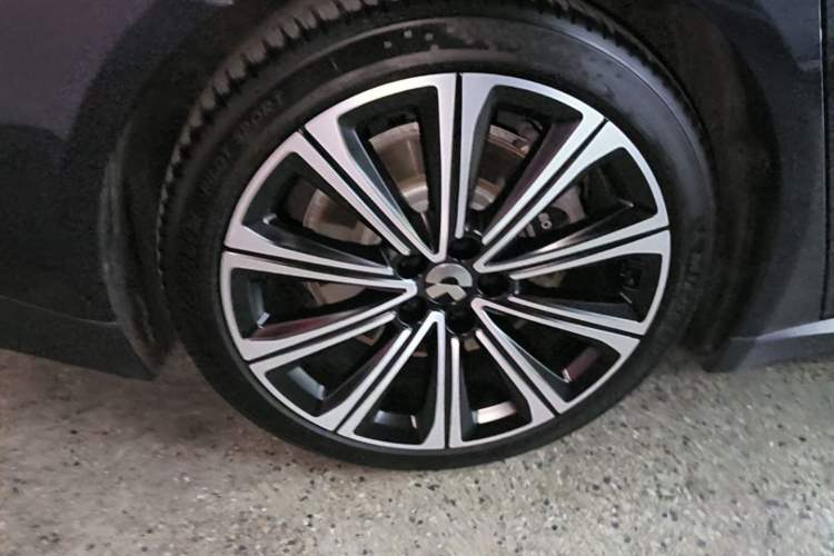 Used Nio ET7 2024 75 kWh Executive Signature Edition Right Rear Wheel Hub
