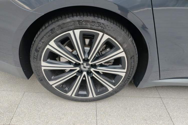 Used Nio ET7 2024 75 kWh Executive Signature Edition Right Rear Wheel Hub