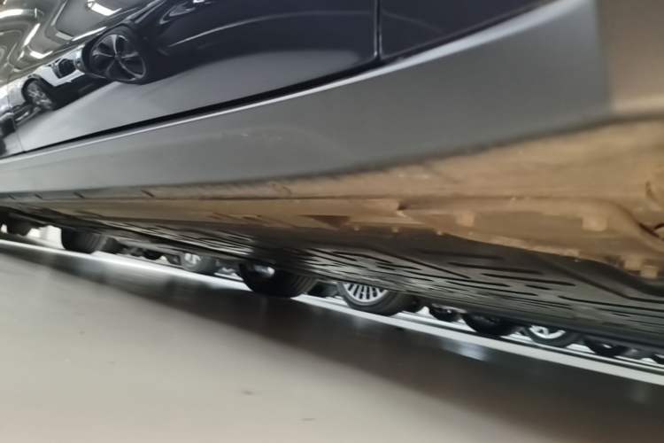 Used Nio ET7 2024 75 kWh Executive Signature Edition Right Side Sill