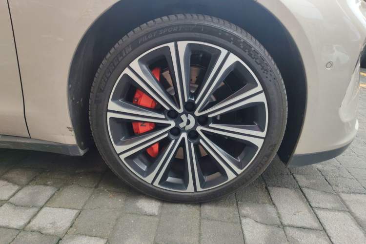 Used Nio ET7 2024 75 kWh Executive Edition Right Front Wheel Hub