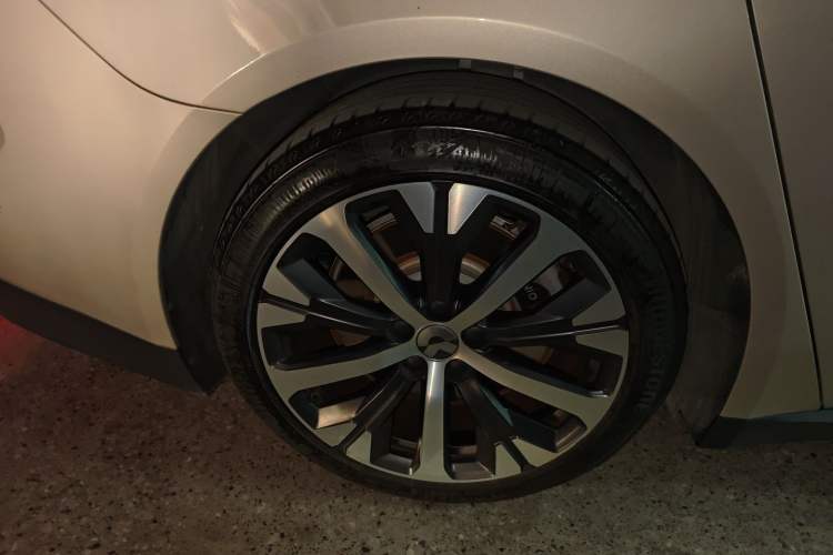 Used Nio ET7 2024 75 kWh Executive Edition Right Rear Wheel Hub