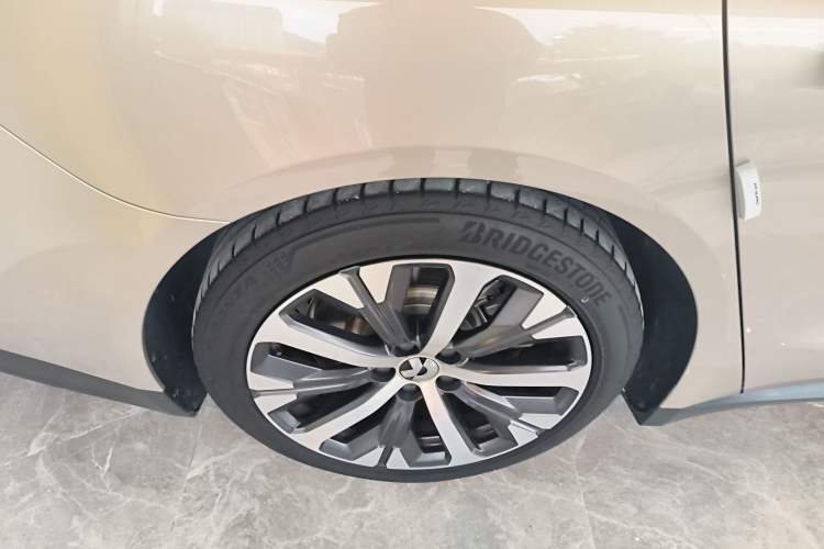 Used Nio ET7 2024 75 kWh Executive Edition Right Rear Wheel Hub