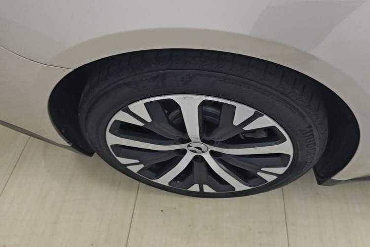 Used Nio ET7 2024 75 kWh Executive Edition Right Rear Wheel Hub