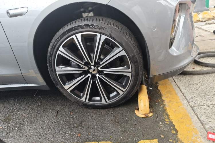 Used Nio ET7 2024 75 kWh Executive Signature Edition Right Front Wheel Hub