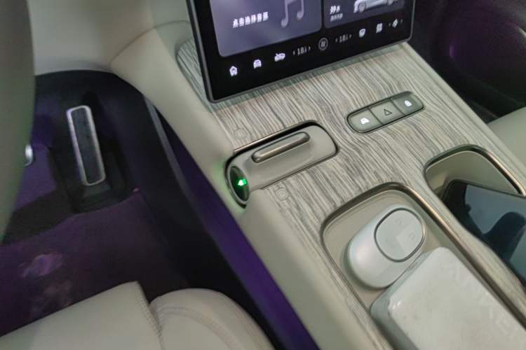 Used Nio ET7 2024 75 kWh Executive Signature Edition Gear Lever