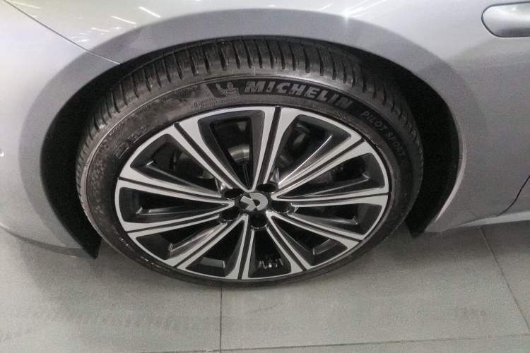 Used Nio ET7 2024 75 kWh Executive Signature Edition Left Front Wheel Hub