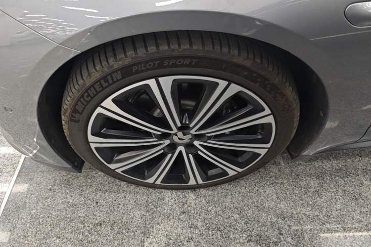 Used Nio ET7 2024 75 kWh Executive Signature Edition Left Front Wheel Hub