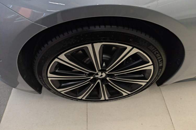 Used Nio ET7 2024 75 kWh Executive Signature Edition Left Front Wheel Hub